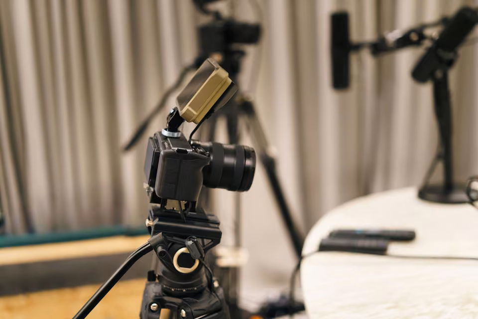Caméra et microphones dans un studio de podcast