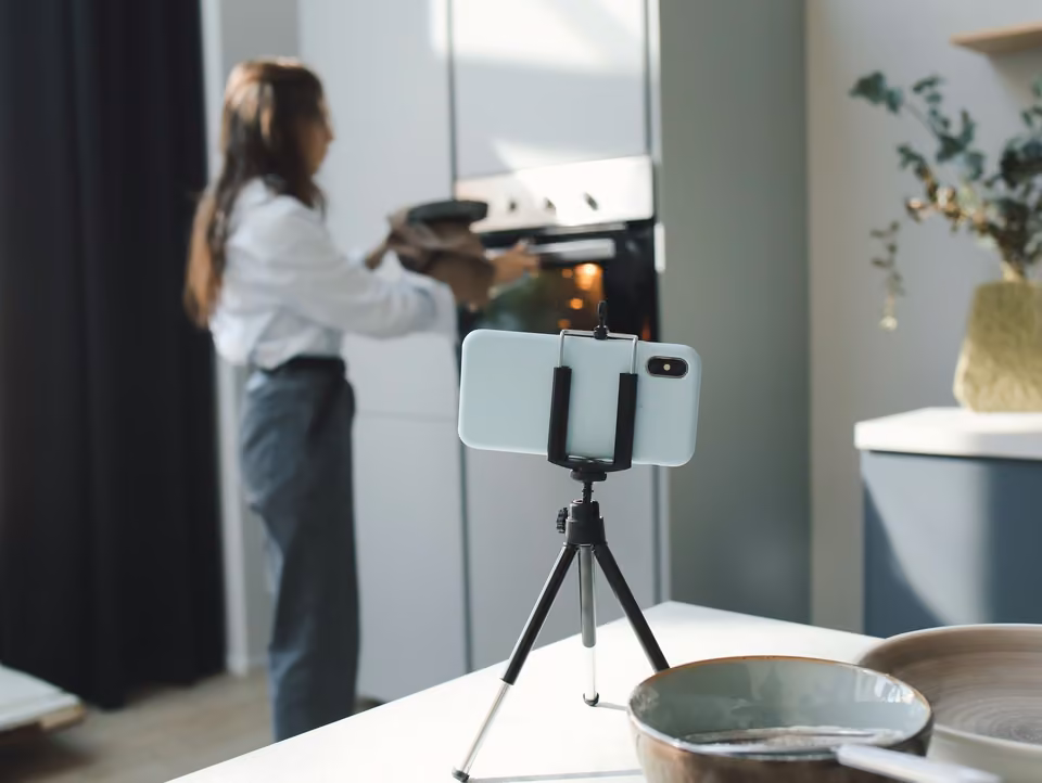 Téléphone filmant une créatrice en cuisine