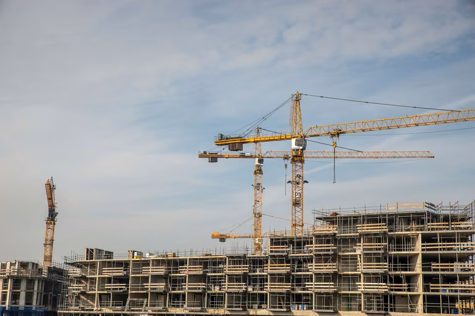 Grand chantier immobilier avec plusieurs grues