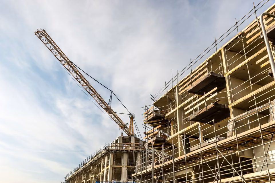 Immeuble en chantier avec échafaudages et grue