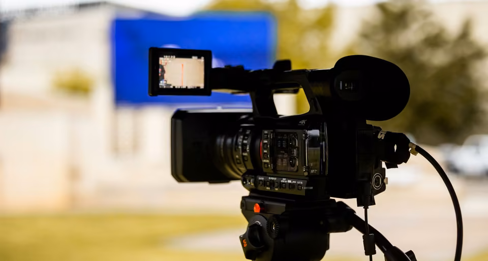 Caméra vidéo prête pour un tournage en extérieur