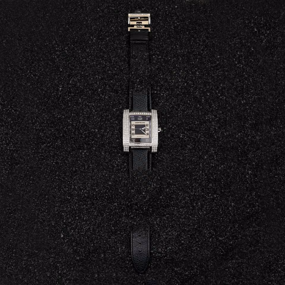 Montre présentée sur une matière noire texturée