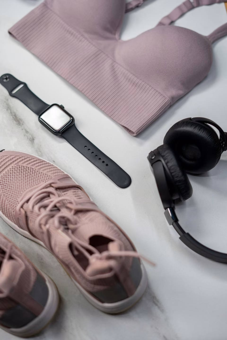 Tenue de sport rose, casque et montre connectée