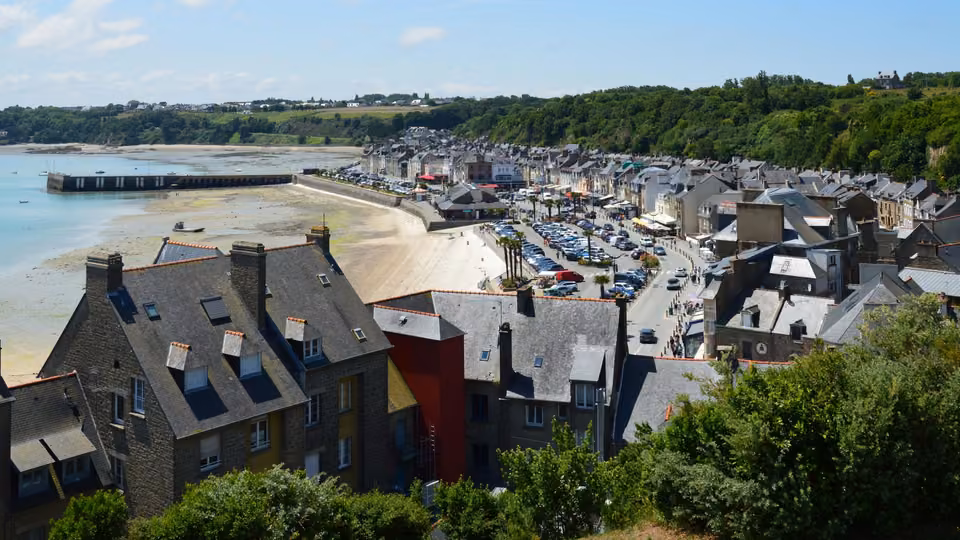 Vue sur les toits et le port de Cancale