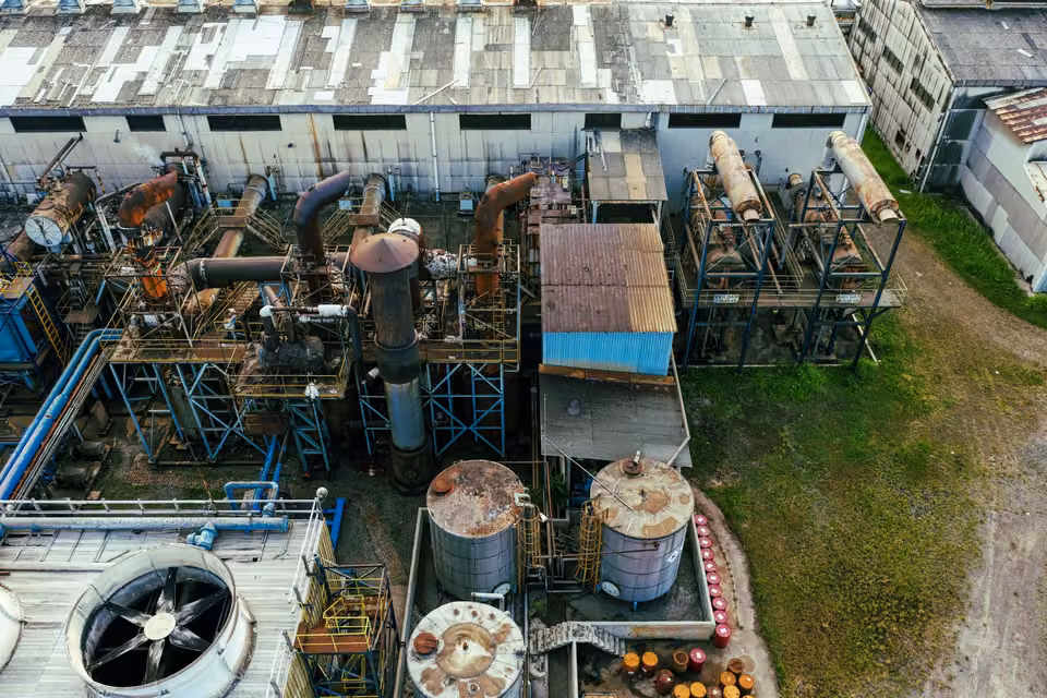 Vue aérienne de bâtiments et installations industriels