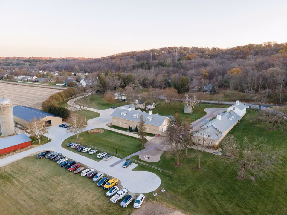 Vue aérienne d’une propriété rurale et de ses bâtiments