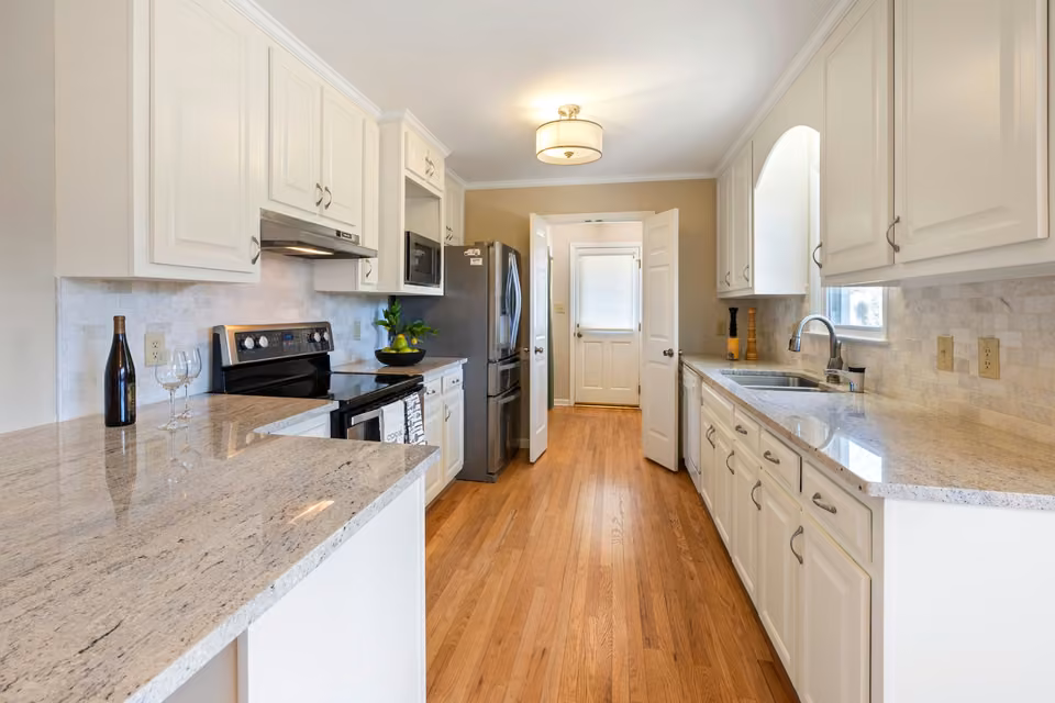 Cuisine blanche avec parquet et plan de travail clair