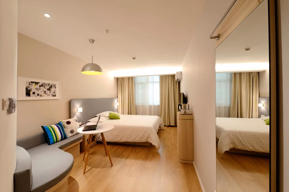Chambre d’hôtel lumineuse avec coin salon