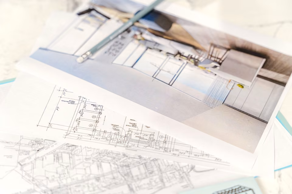 Plans et dessins d’architecture sur une table