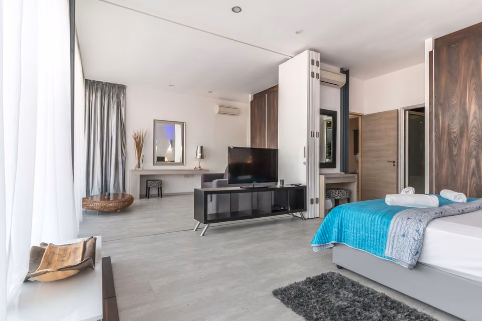 Grande chambre moderne avec lit turquoise