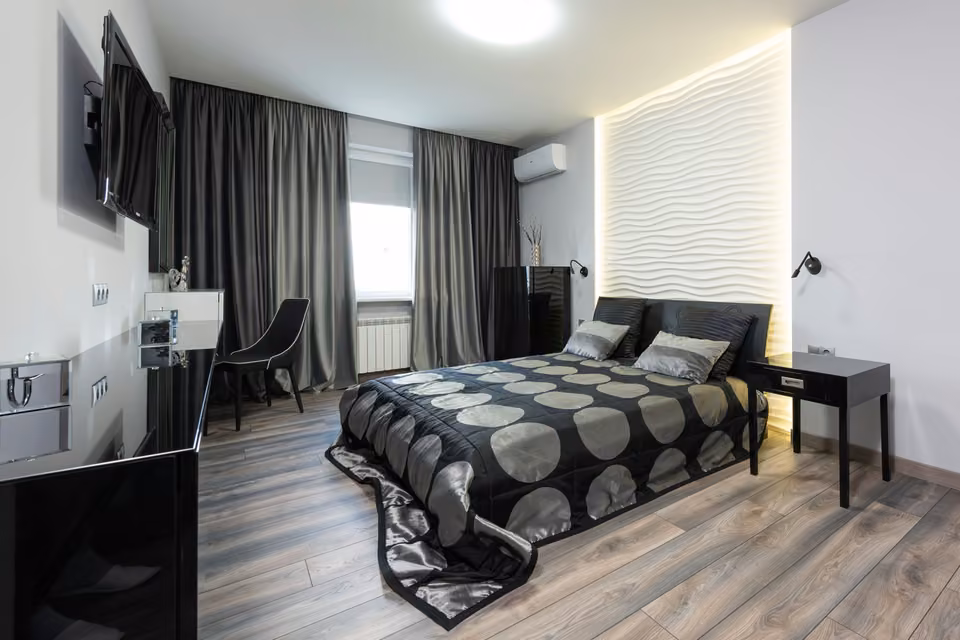 Chambre d’hôtel contemporaine en noir et blanc
