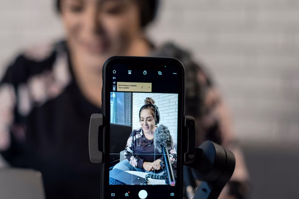 Créatrice enregistrée avec un smartphone au format vertical.