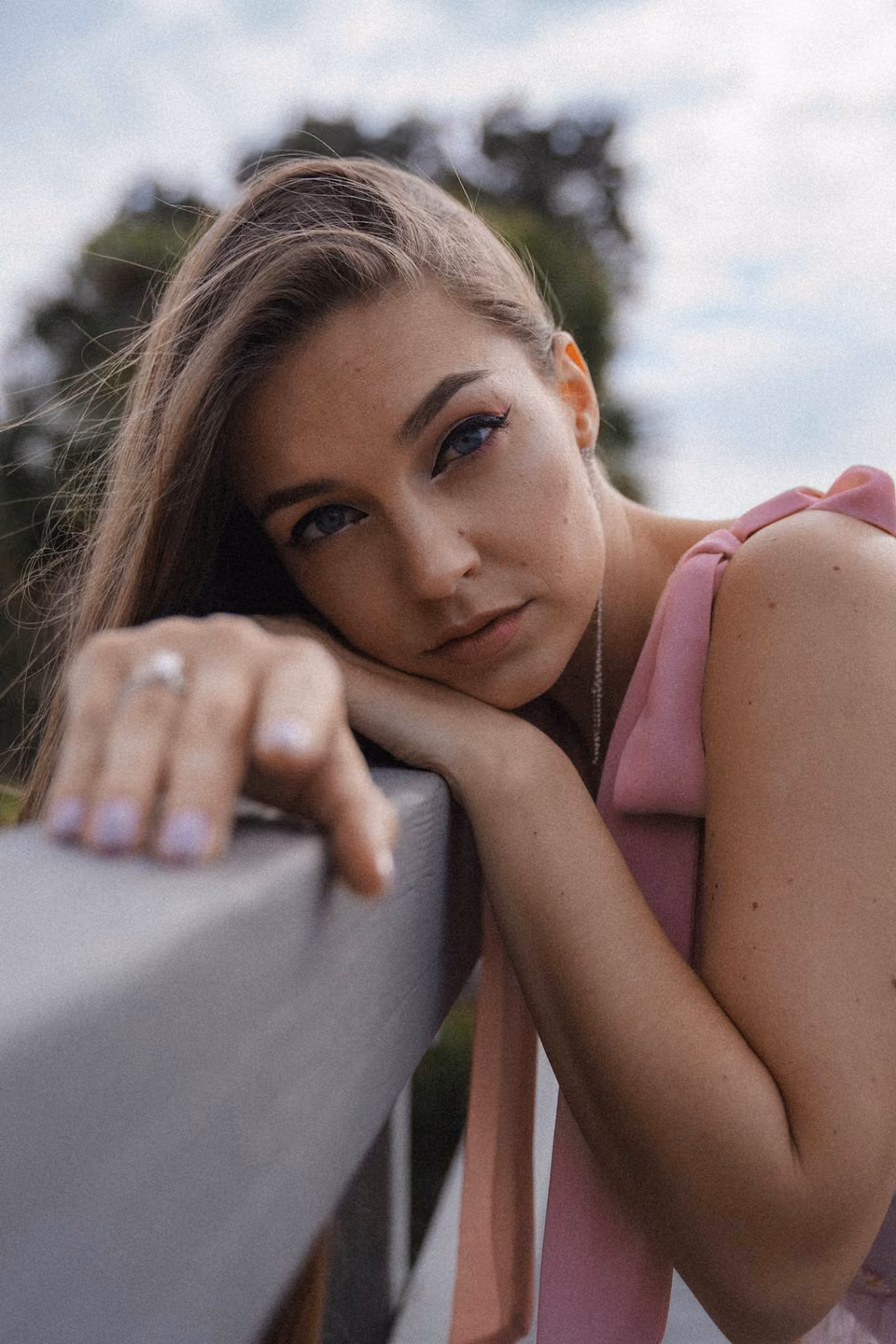 Portrait en extérieur d’une femme accoudée