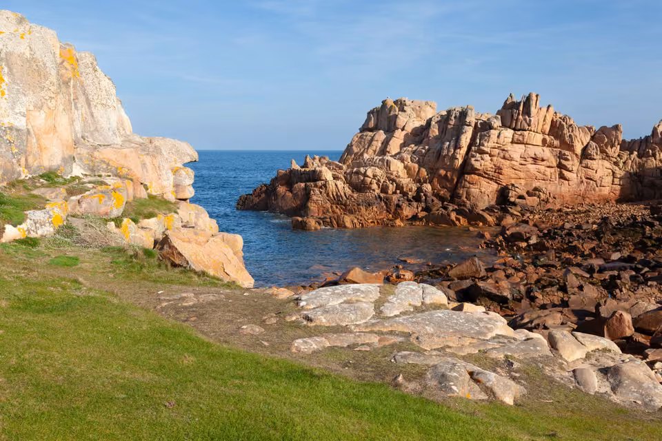 Paysage côtier rocheux en Bretagne.