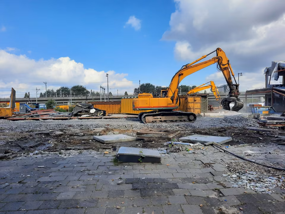 Pelle mécanique sur un chantier de démolition à Amsterdam