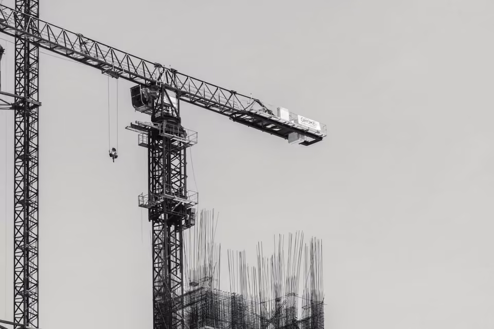 Grues et armatures de chantier en noir et blanc