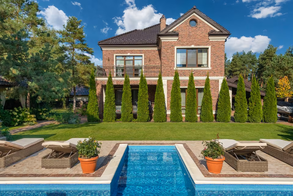 Maison en brique avec piscine et terrasse