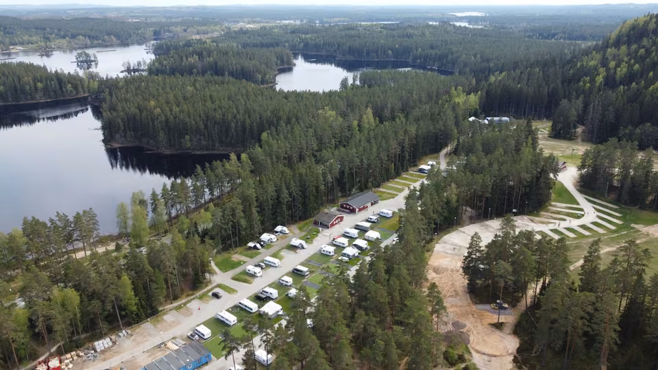 Camping au bord des lacs vu du ciel