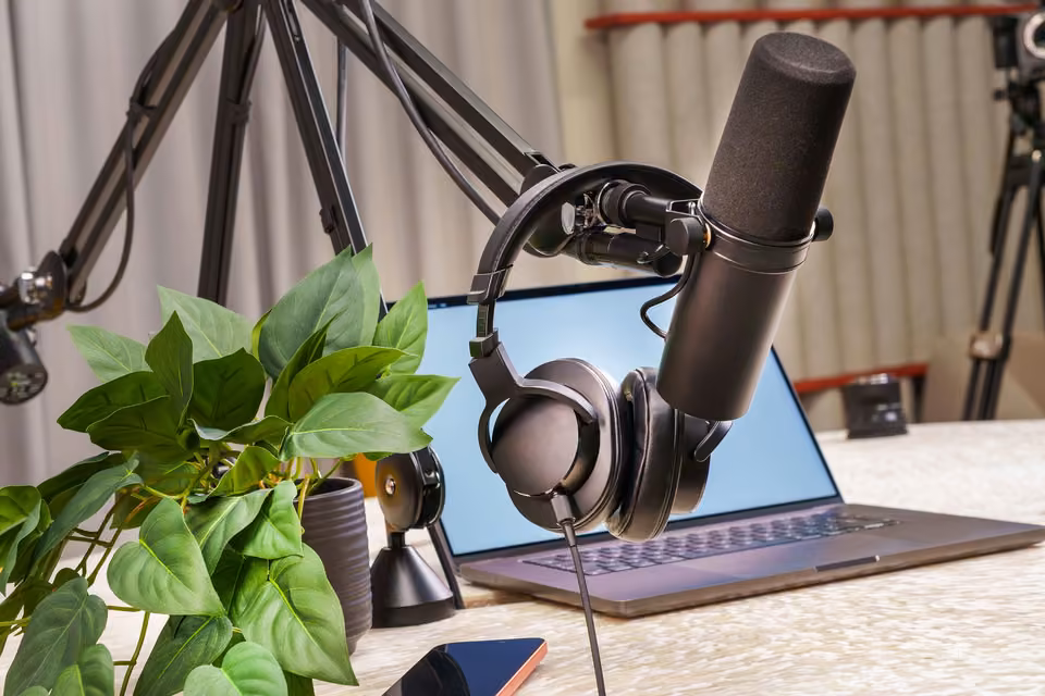 Microphone de podcast, casque et ordinateur portable