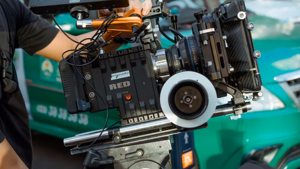 Gros plan sur une caméra de cinéma en tournage