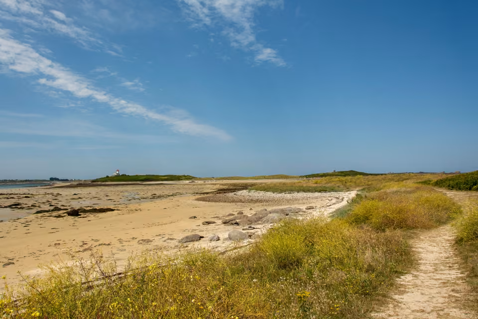 Sentier sablonneux près d’une plage paisible à Plouguerneau.