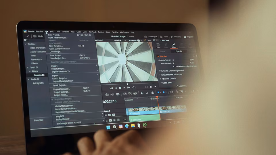 Ordinateur portable affichant un aperçu vidéo, une timeline et les paramètres du projet.