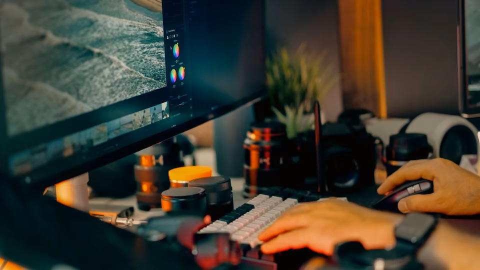 Retouche d’une photographie aérienne sur un écran de travail.