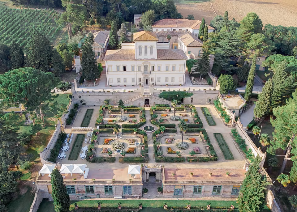 Vue aérienne d’une villa historique et de jardins géométriques
