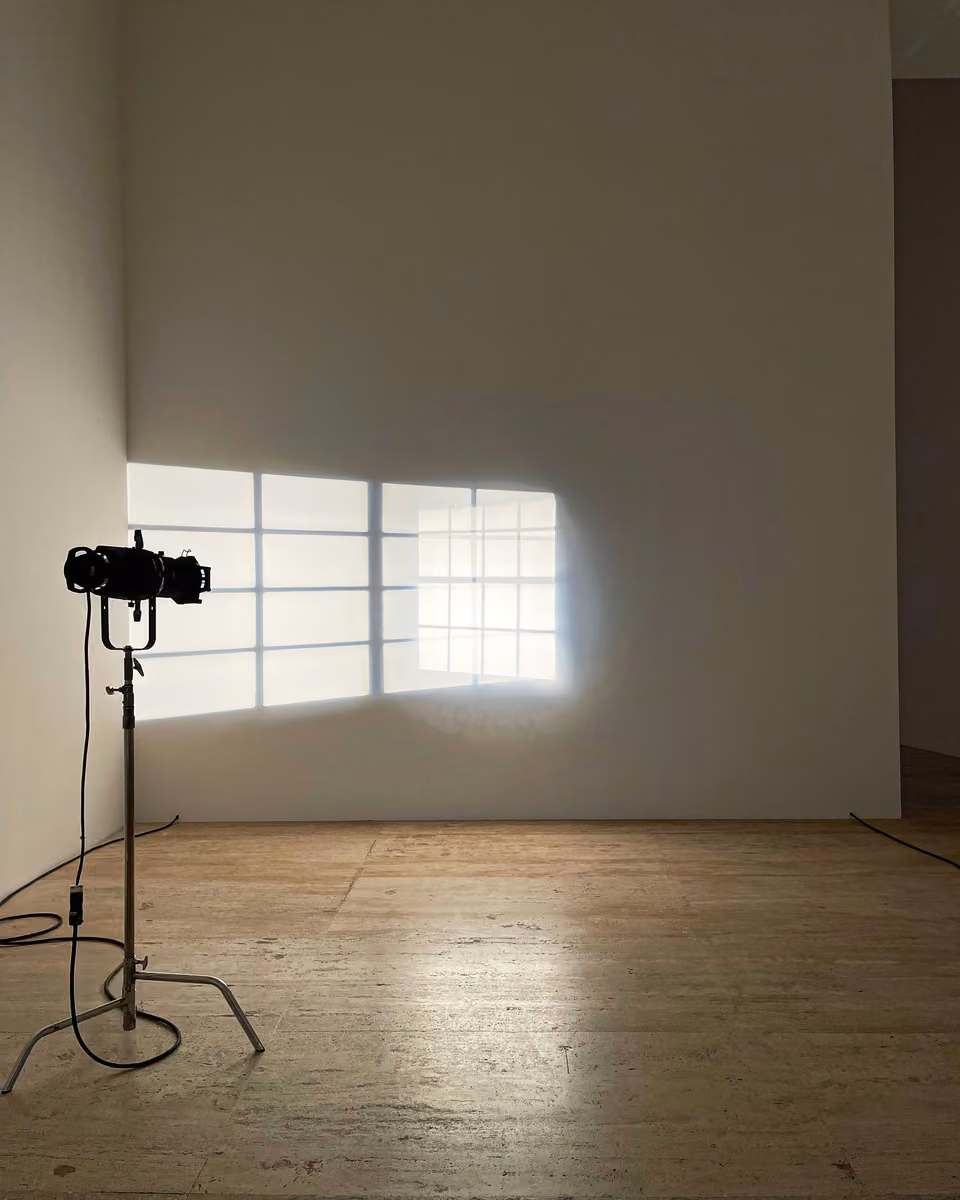 Projecteur de studio près d’une lumière de fenêtre