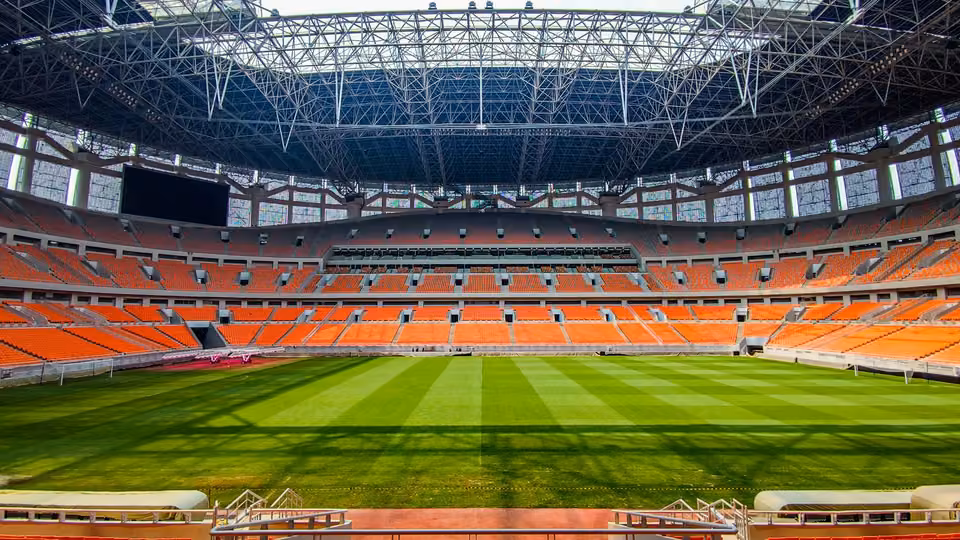 Stade et terrain de sport sans public.