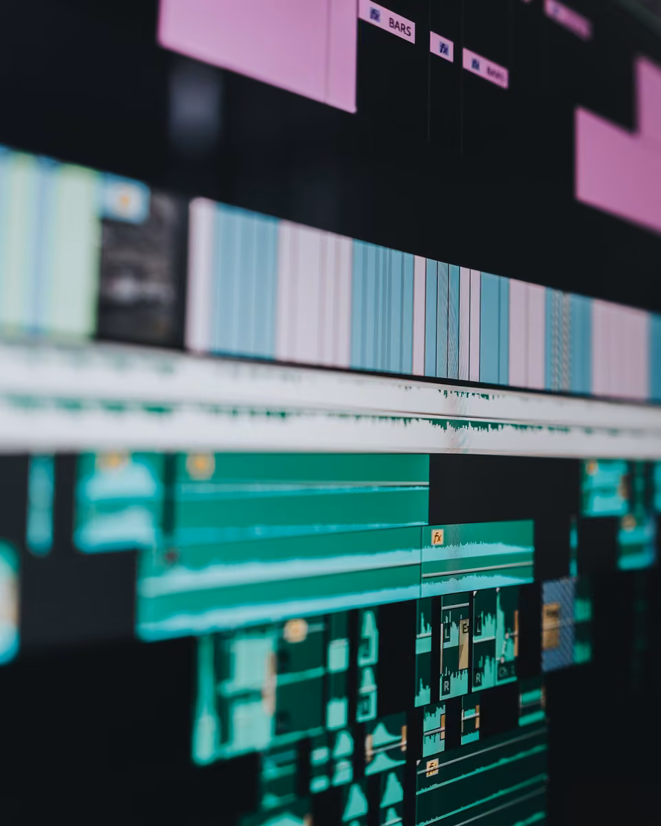 Gros plan d’une timeline dense avec vignettes vidéo et pistes audio.