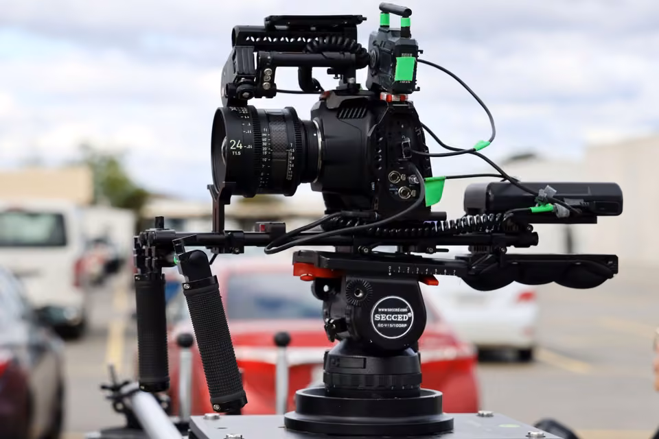 Caméra de cinéma professionnelle prête en extérieur