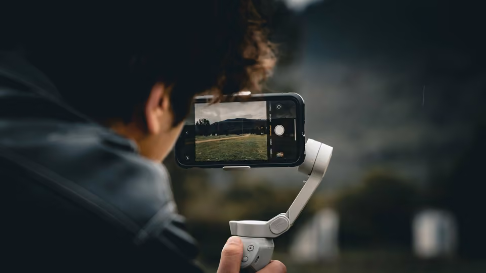 Créateur utilisant un stabilisateur de téléphone en extérieur
