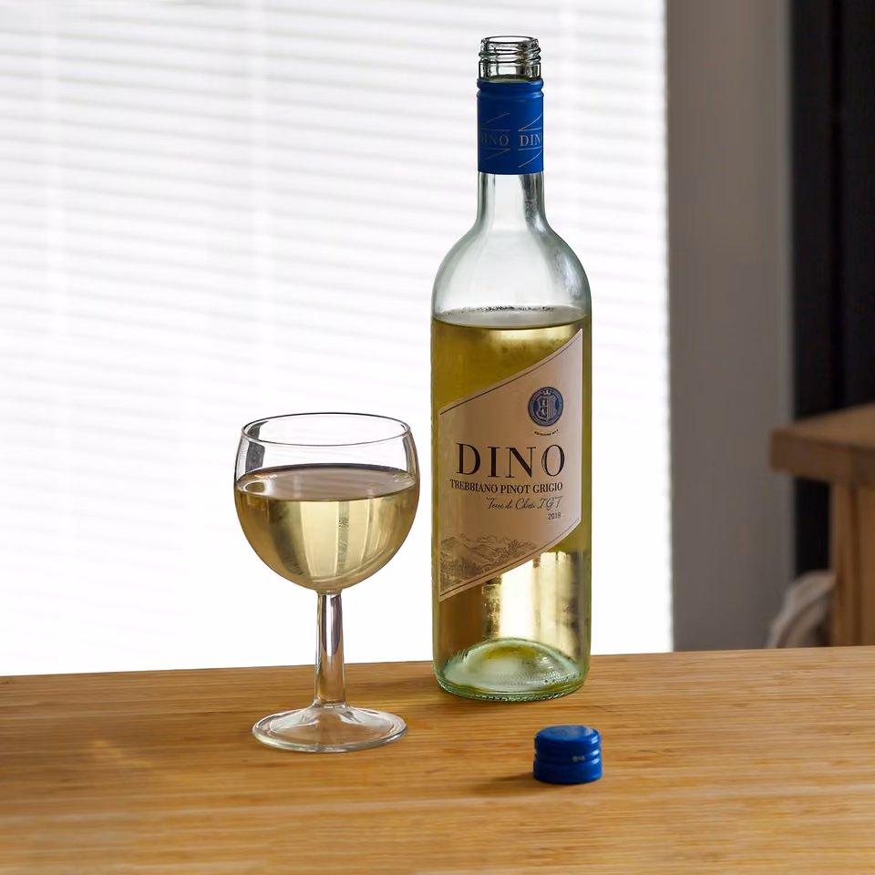 Bouteille de vin blanc et verre près d’une fenêtre