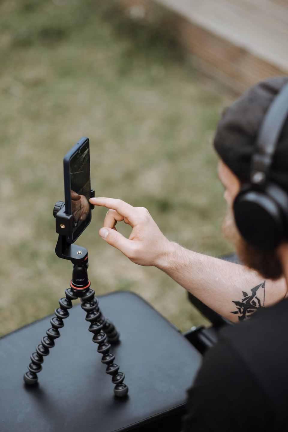 Créateur réglant un téléphone vertical en extérieur