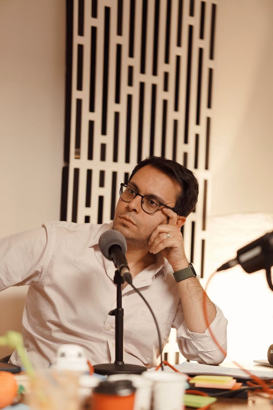 Invité de podcast à l’écoute devant un microphone
