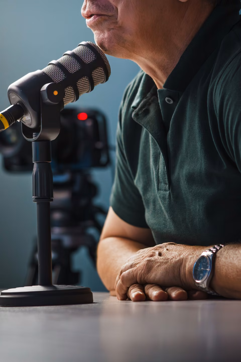 Invité d’entretien devant un microphone