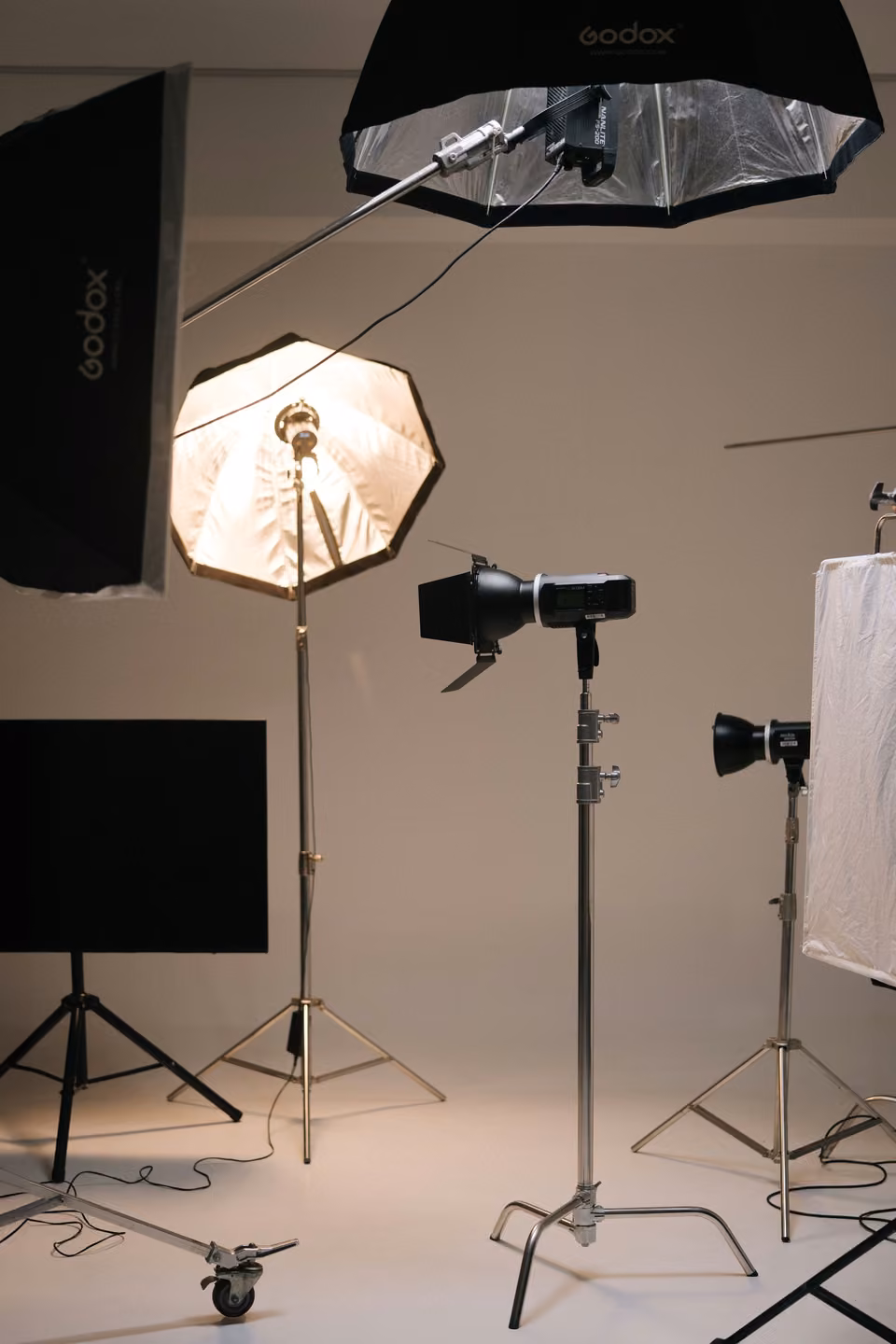 Boîtes à lumière et pieds dans un studio photo