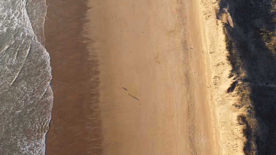 Vue aérienne d’une plage de Saint-Gilles-Croix-de-Vie en Vendée.