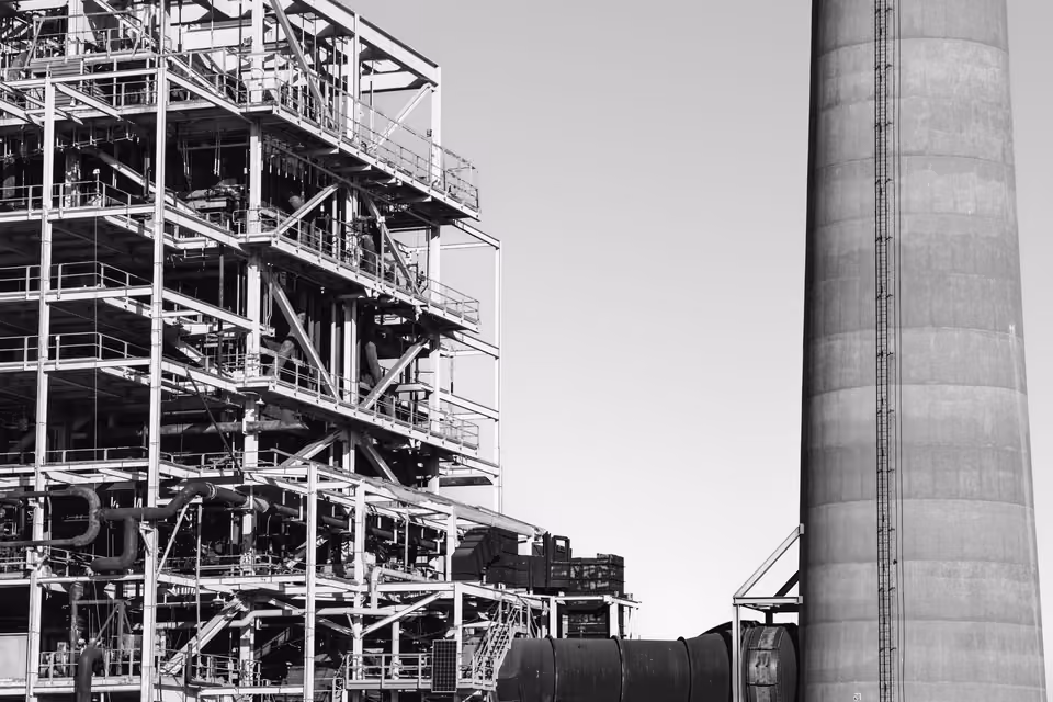 Structure industrielle et passerelles en noir et blanc