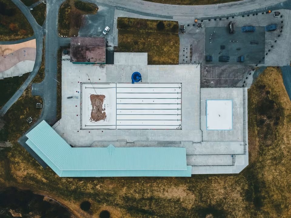 Vue verticale de la toiture d’un bâtiment commercial