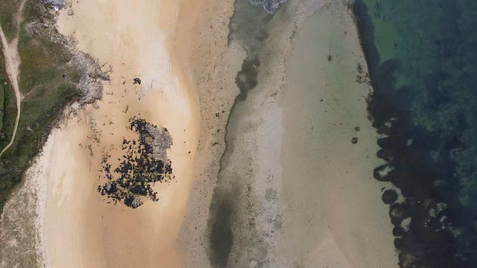 Vue aérienne de la plage et de l’estuaire d’Étel.