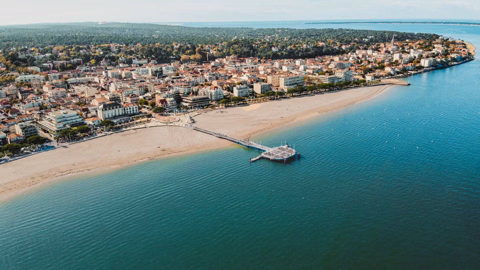 Vue aérienne du front de mer et de la jetée d’Arcachon