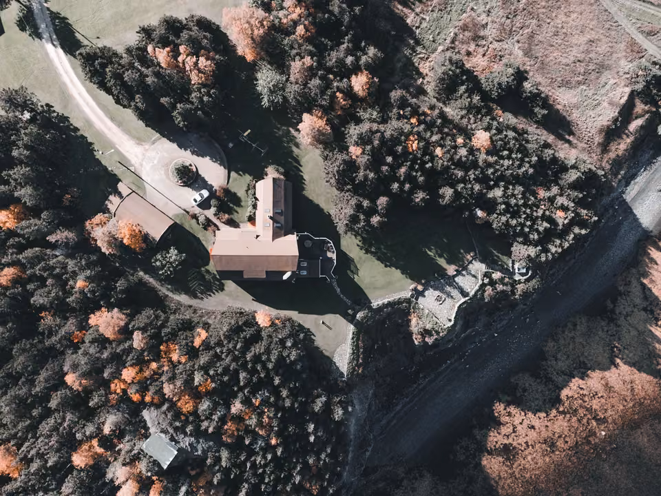 Vue verticale d’une maison dans un paysage d’automne