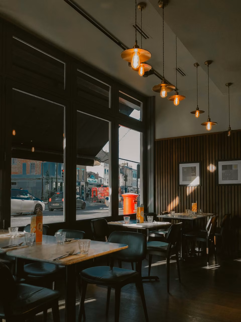 Intérieur de restaurant éclairé naturellement.