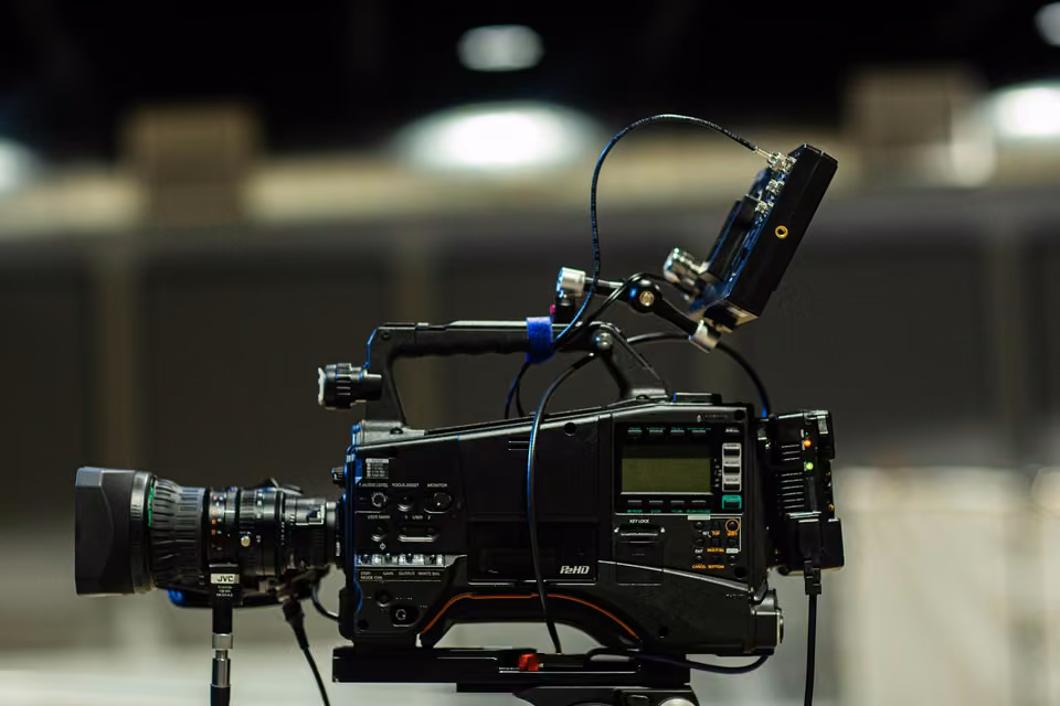 Caméra professionnelle sous les lumières du studio