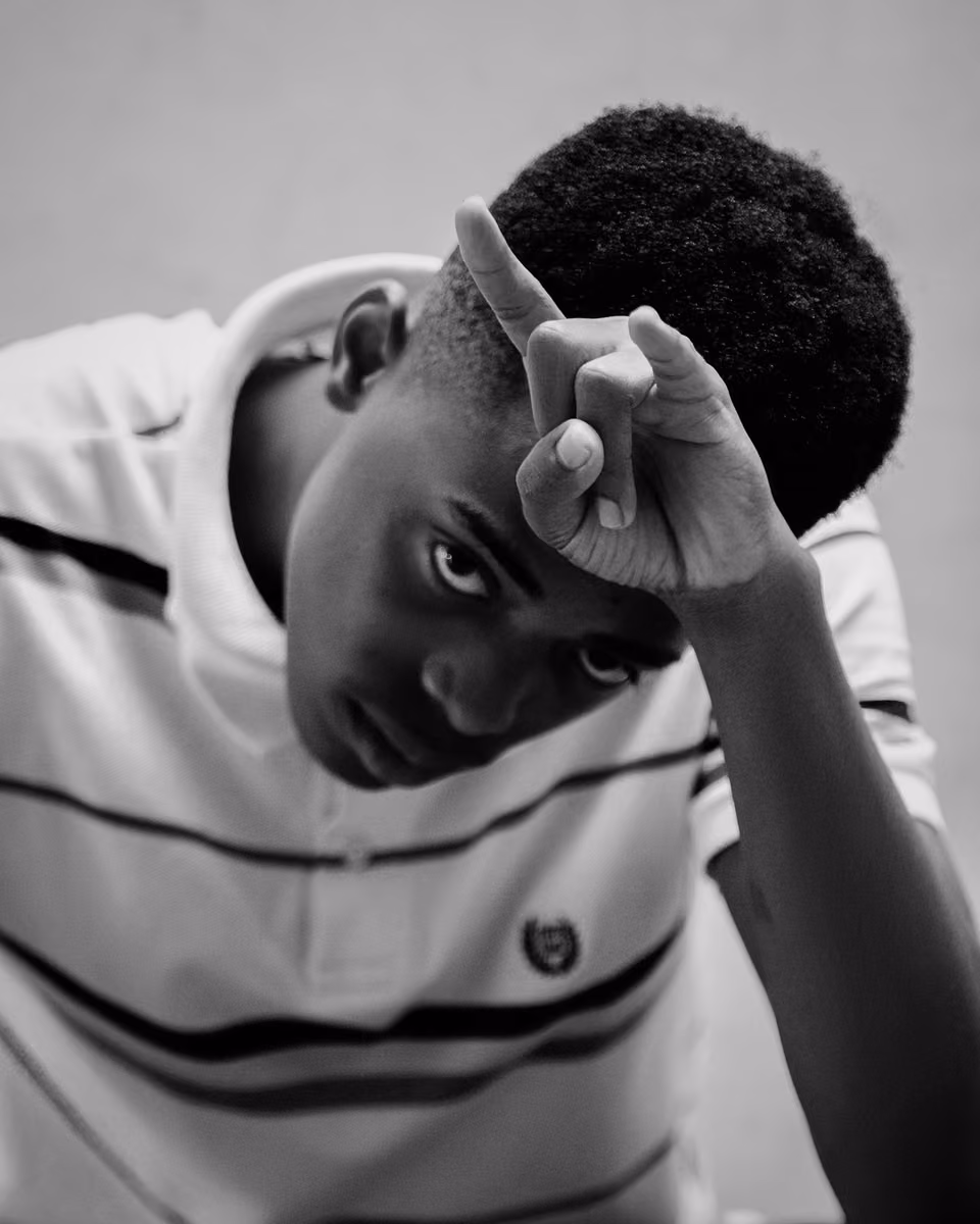 Portrait expressif d’un jeune homme en noir et blanc