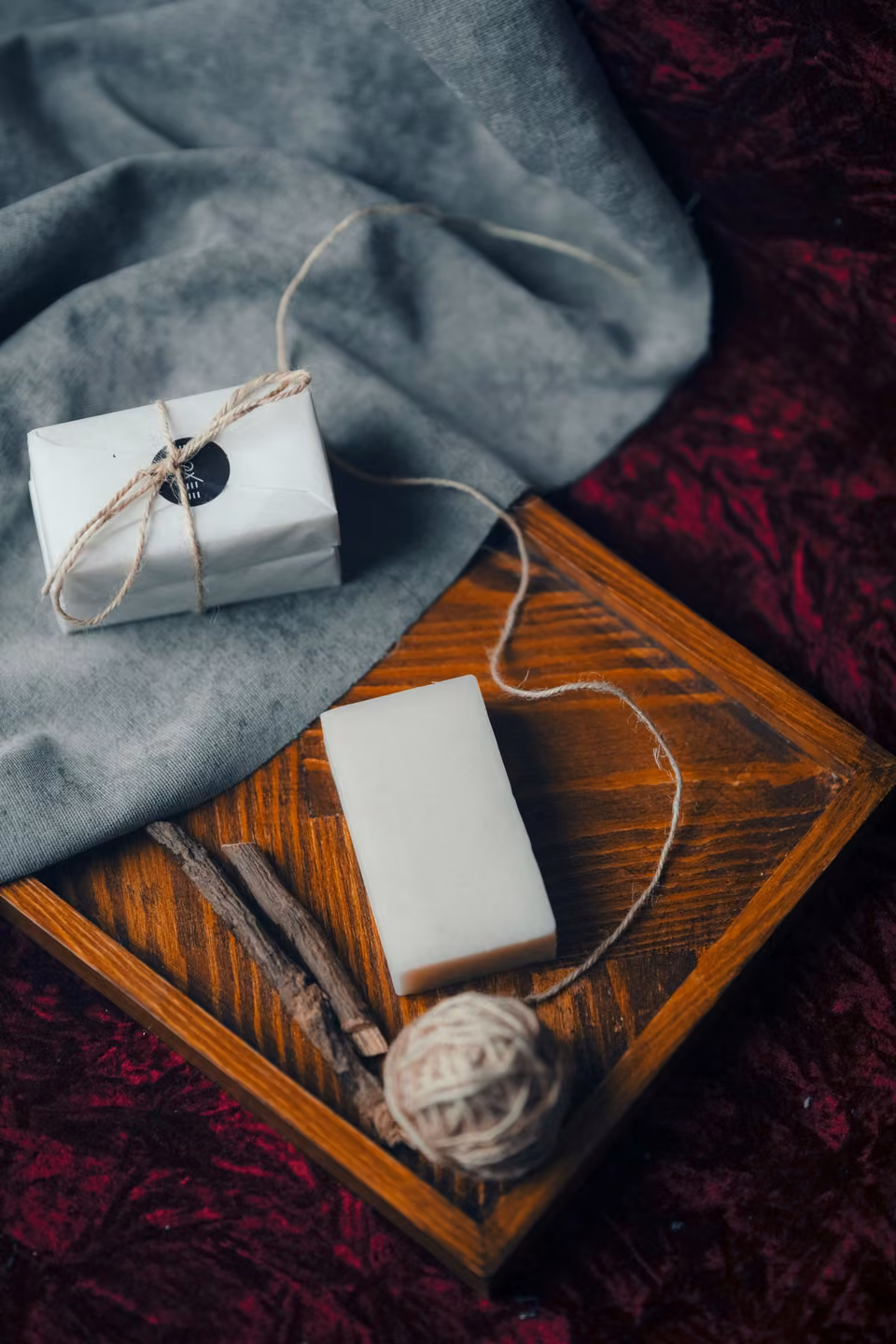 Savon artisanal emballé dans du papier et de la ficelle.