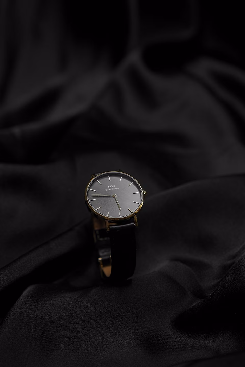 Montre mise en scène sur un tissu noir