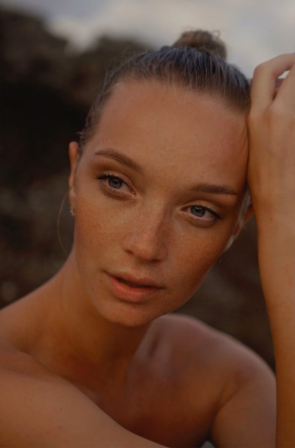 Portrait rapproché d’une femme en lumière douce